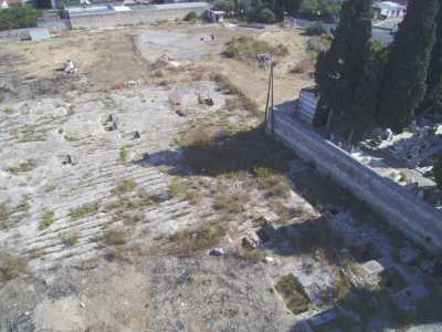 ...alla destra del parcheggio, delimitata da una recinzione malmessa, c'� infatti una necropoli allestita tra il IX e l'VIII secolo a.C